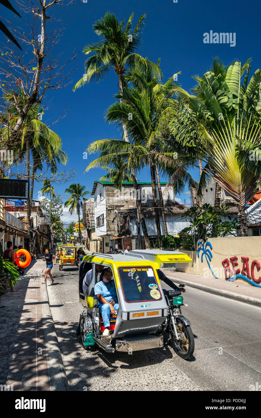 Tuk Tuk trike Taxi lokalen Verkehr auf der Hauptstraße im Zentrum von Boracay Island Philippinen Stockfoto