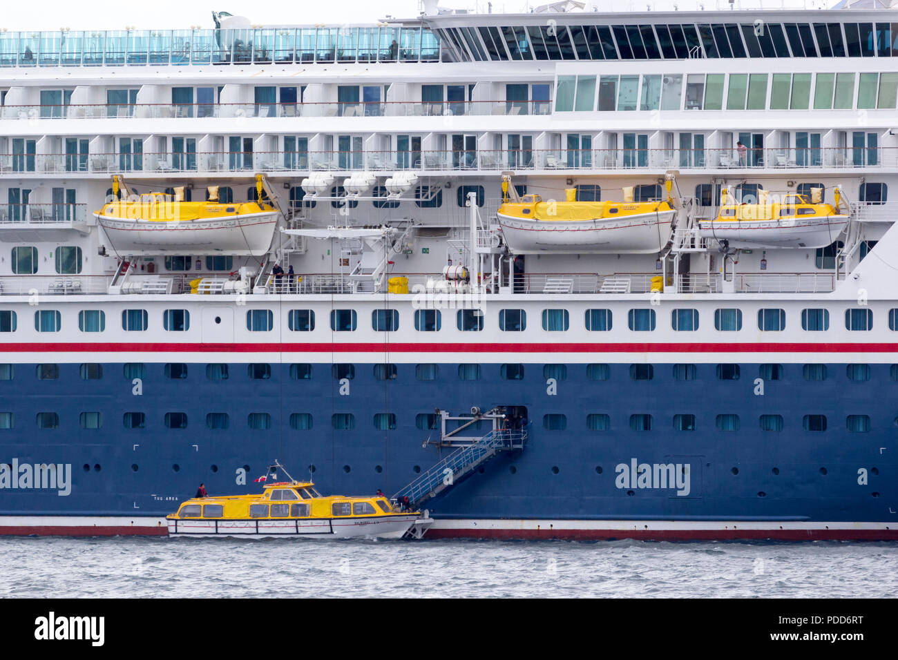 Das Balmoral Kreuzfahrtschiff vor Anker gegangen Stornoway, Isle of Lewis, Western Isles, Äußere Hebriden, Schottland, Vereinigtes Königreich Stockfoto