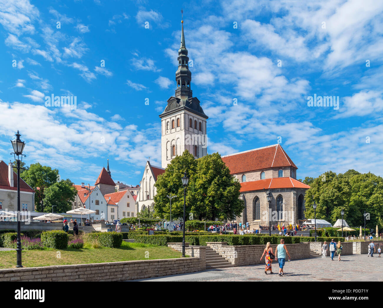 Tallinn, Estland. Blick auf die historische Altstadt (Vanalinn) Suchen in Richtung St Ncholas' Kirche, Gehäuse der Niguliste Museum, Tallinn, Estland Stockfoto