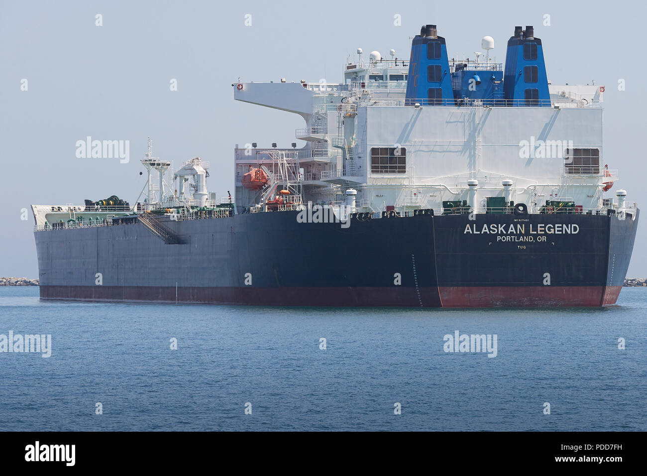 Stern angesichts der riesigen Supertanker (Rohöl Tanker), ALASKAN LEGENDE, vor Anker im Hafen von Long Beach, Kalifornien, USA. Stockfoto