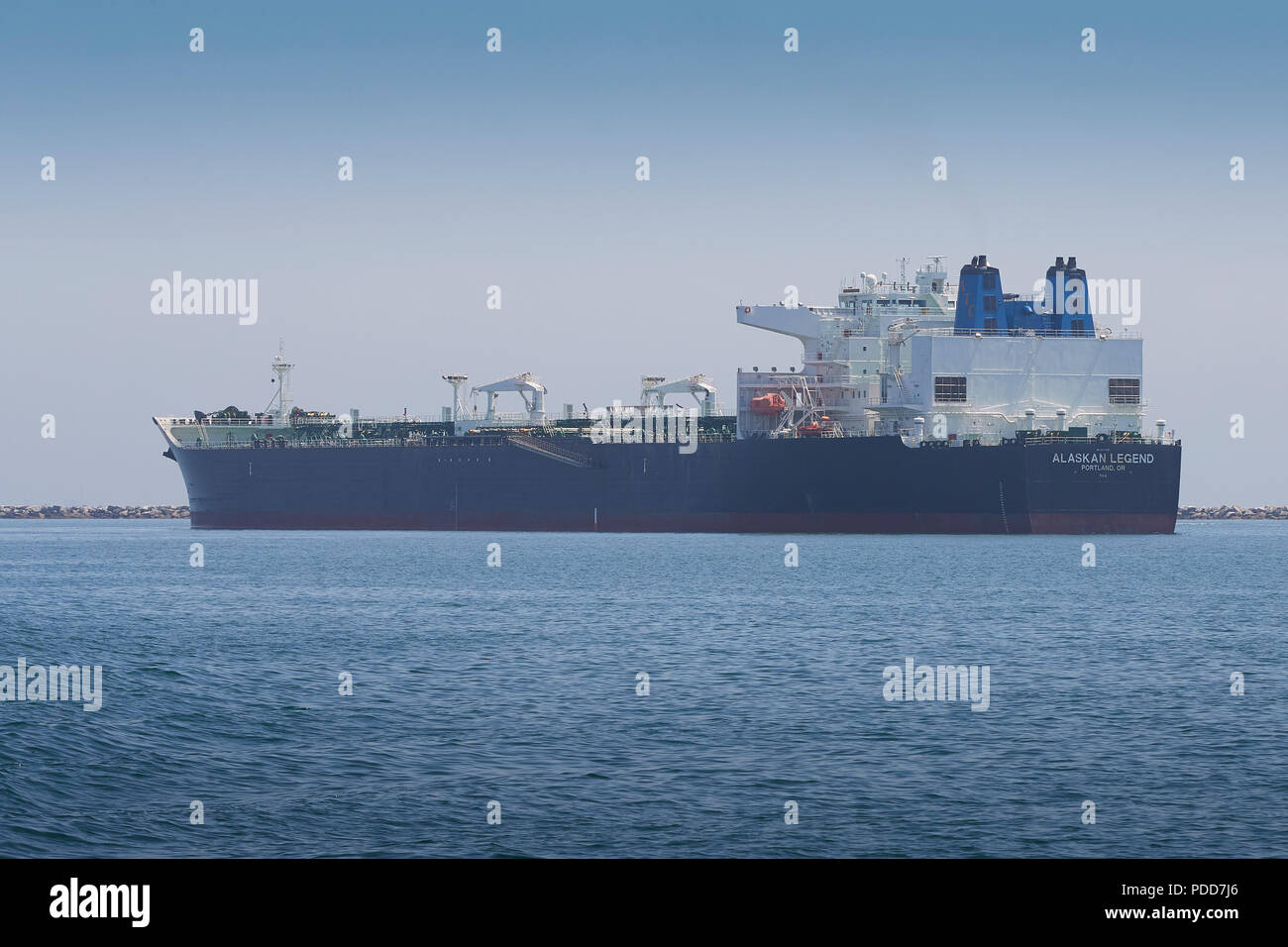 Riesige Supertanker (Rohöl Tanker), ALASKAN LEGENDE, vor Anker im Hafen von Long Beach, Kalifornien, USA. Stockfoto