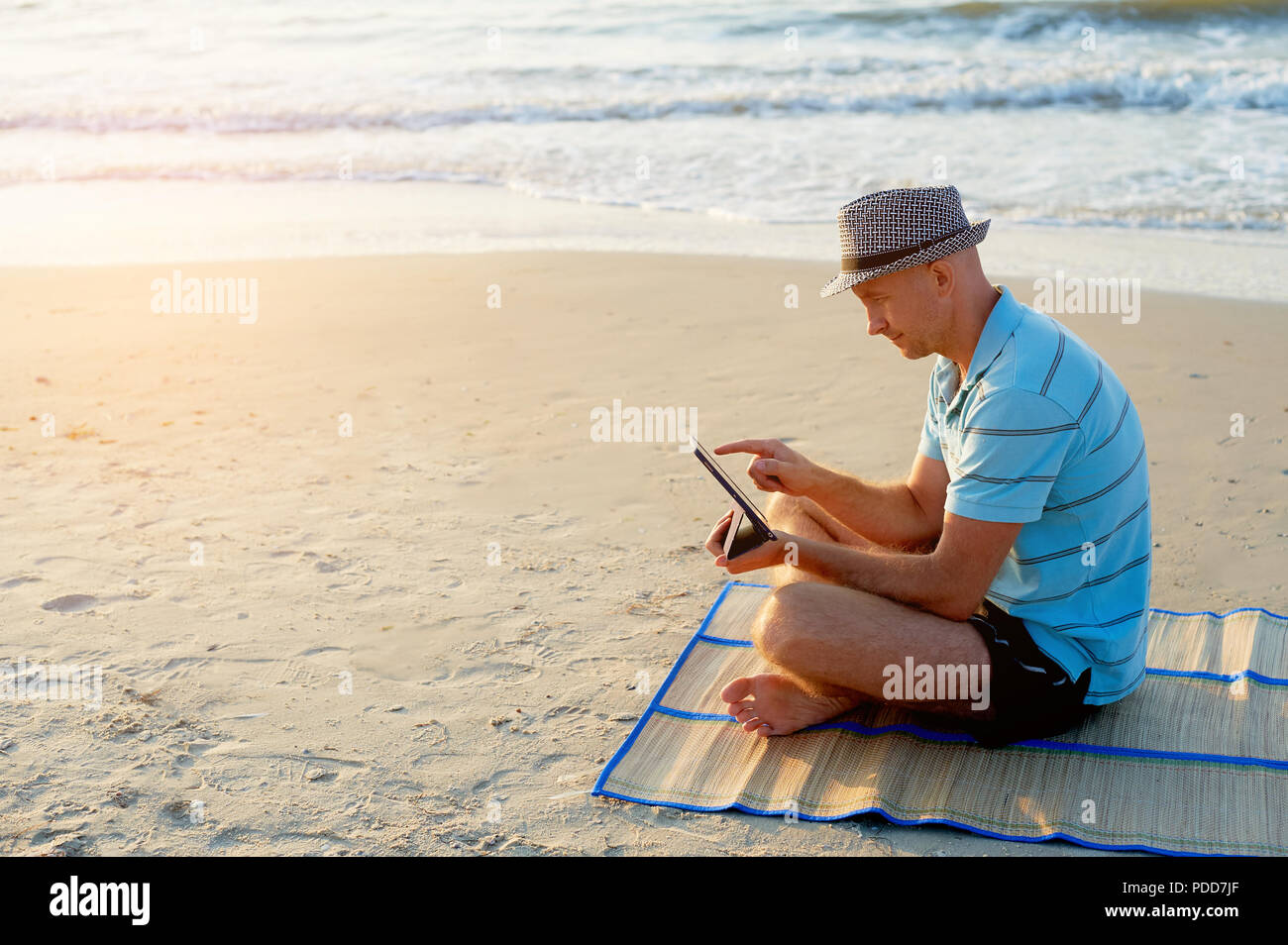 Älterer Mann bei der Arbeit auf seinem Laptop am Strand Meer bei Sonnenuntergang, Freiberufler Konzept in Reisen Stockfoto Älterer Mann bei der Arbeit auf seinem Laptop am Strand Meer bei Sonnenuntergang, Freiberufler Konzept in Reisen Stockfoto