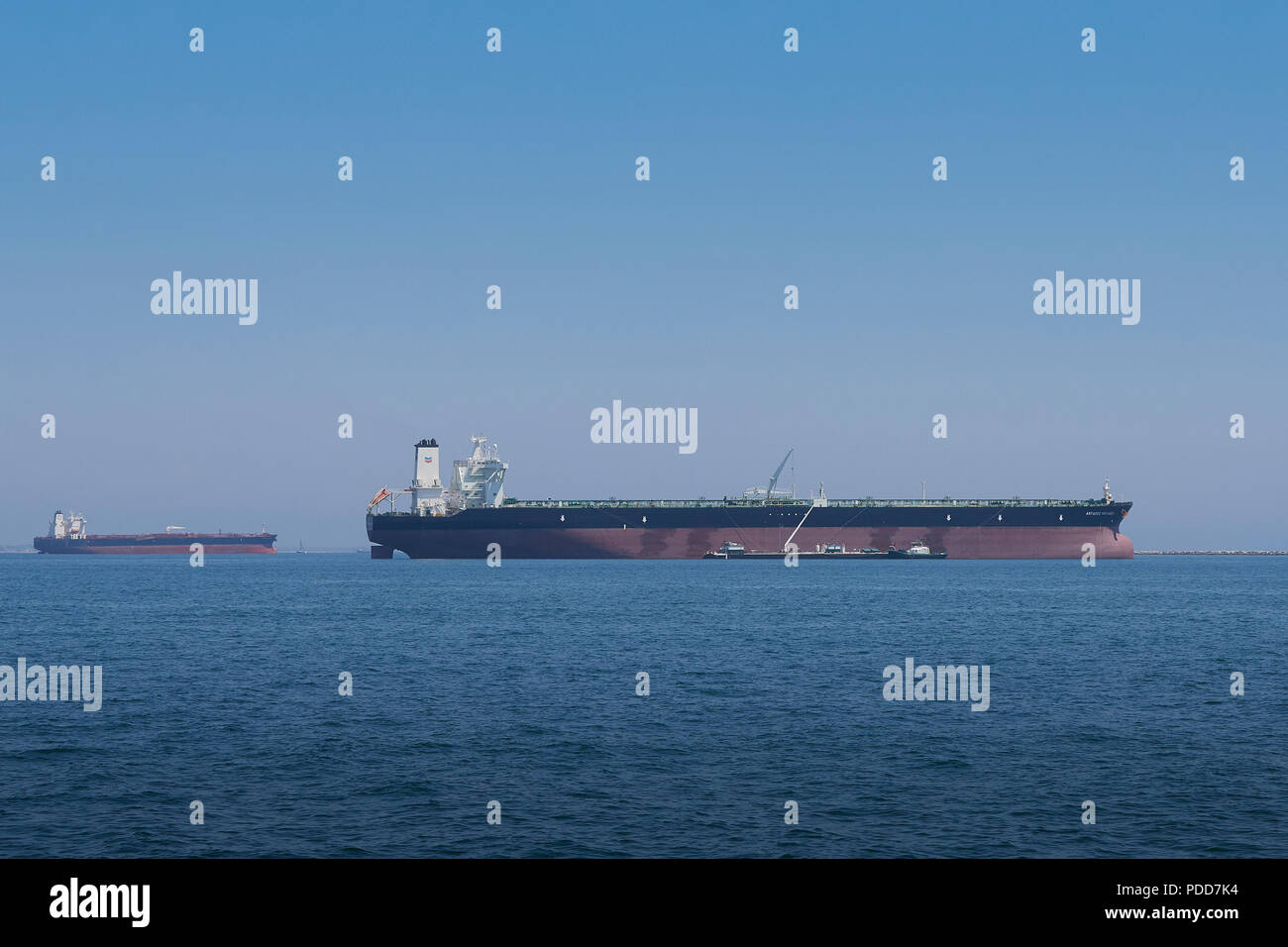 Cheveron Versand Supertanker, (Rohöl Tanker), ANTARES VOYAGER, vor Anker und Bunkern (Tanken) Im Hafen von Long Beach, Kalifornien, USA. Stockfoto