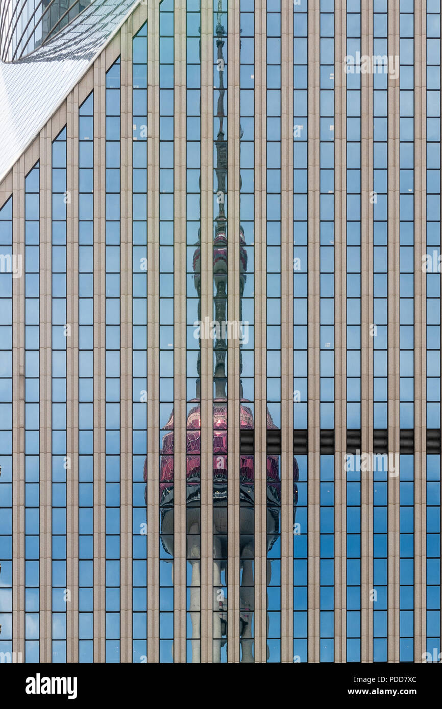 Reflexion der legendären Oriental Pearl Fernsehturm in Pudong Shanghai Stockfoto