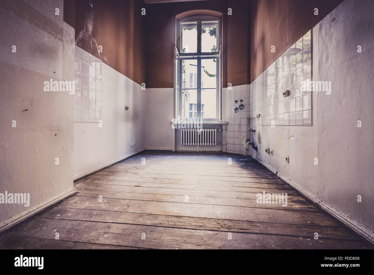 Leere alte Küche Zimmer vor der Sanierung - appartement innenraum Altes Foto Filter - Stockfoto