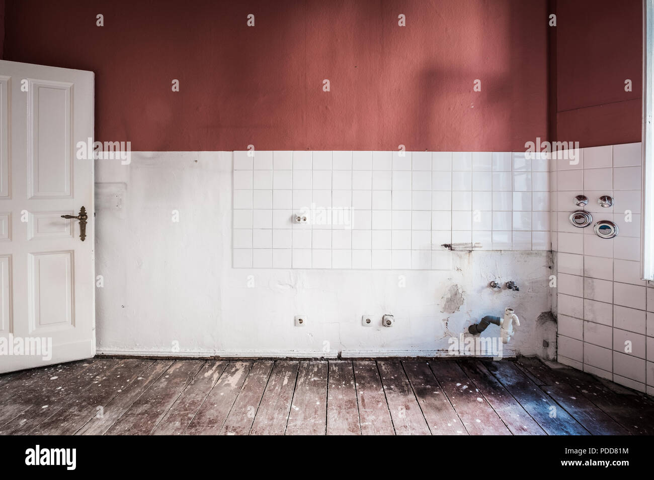 Leere Küche Zimmer in Altbau, leere vor der Restauration Stockfoto