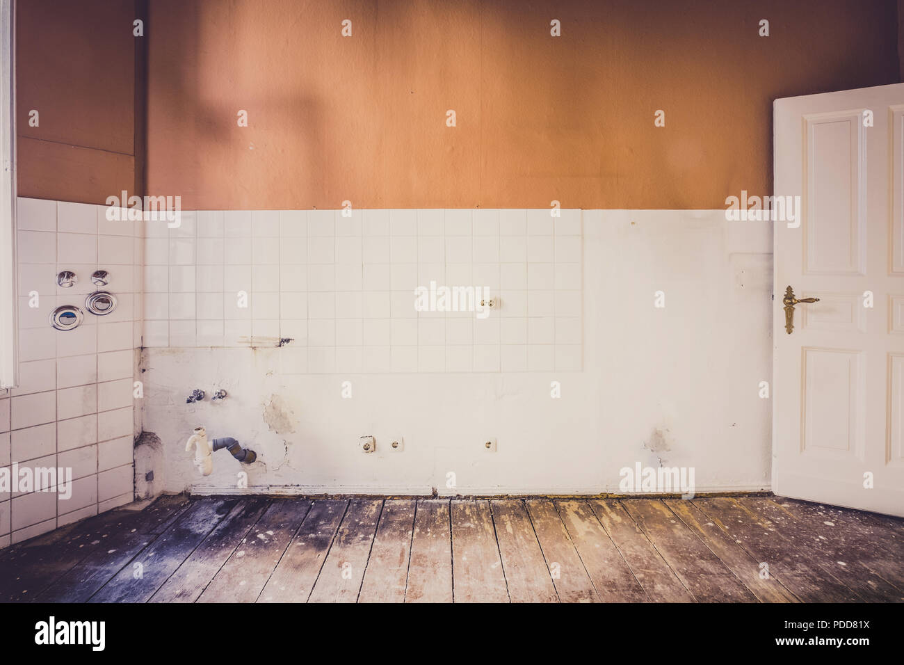 Alte Küche Zimmer vor der Sanierung - Küche Restauration Konzept - Stockfoto