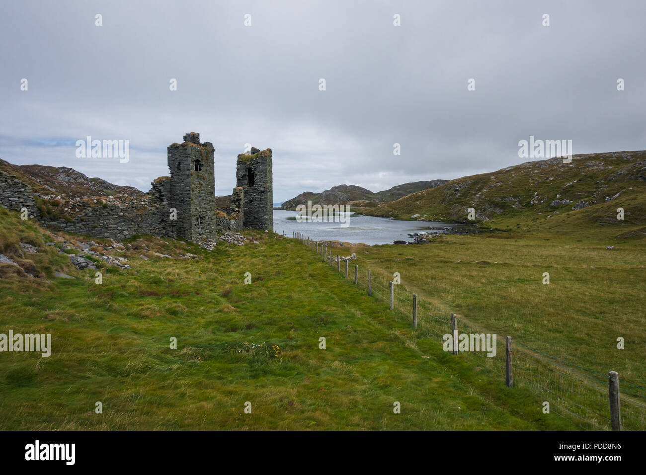 Dunlough Burg in West Cork, die erstaunliche Landschaft im Hintergrund. Stockfoto