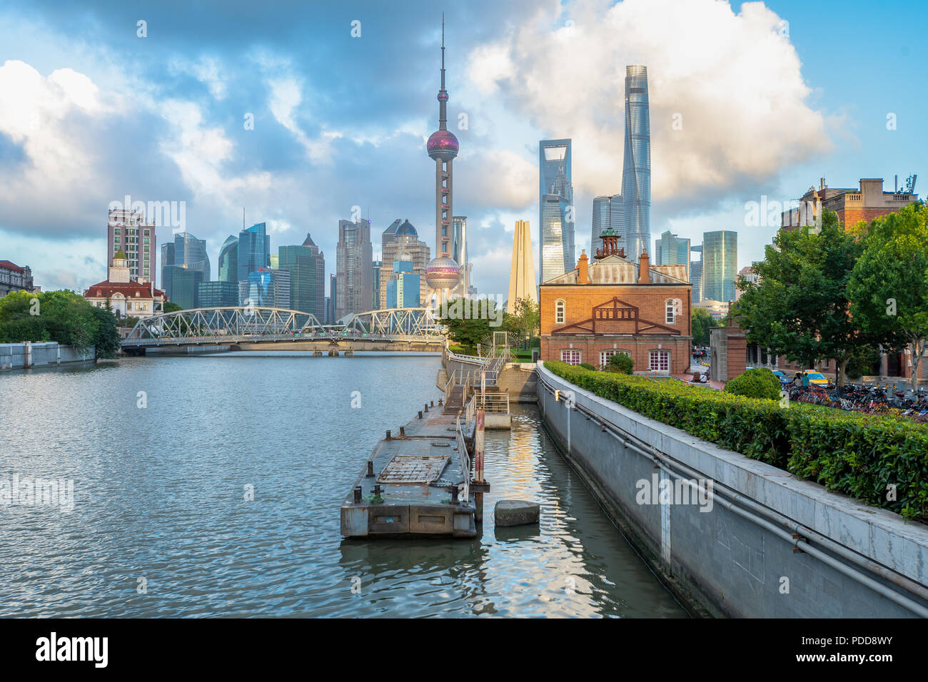 Blick auf den Bund und Pudong Shanghai mit Wahrzeichen Stockfoto
