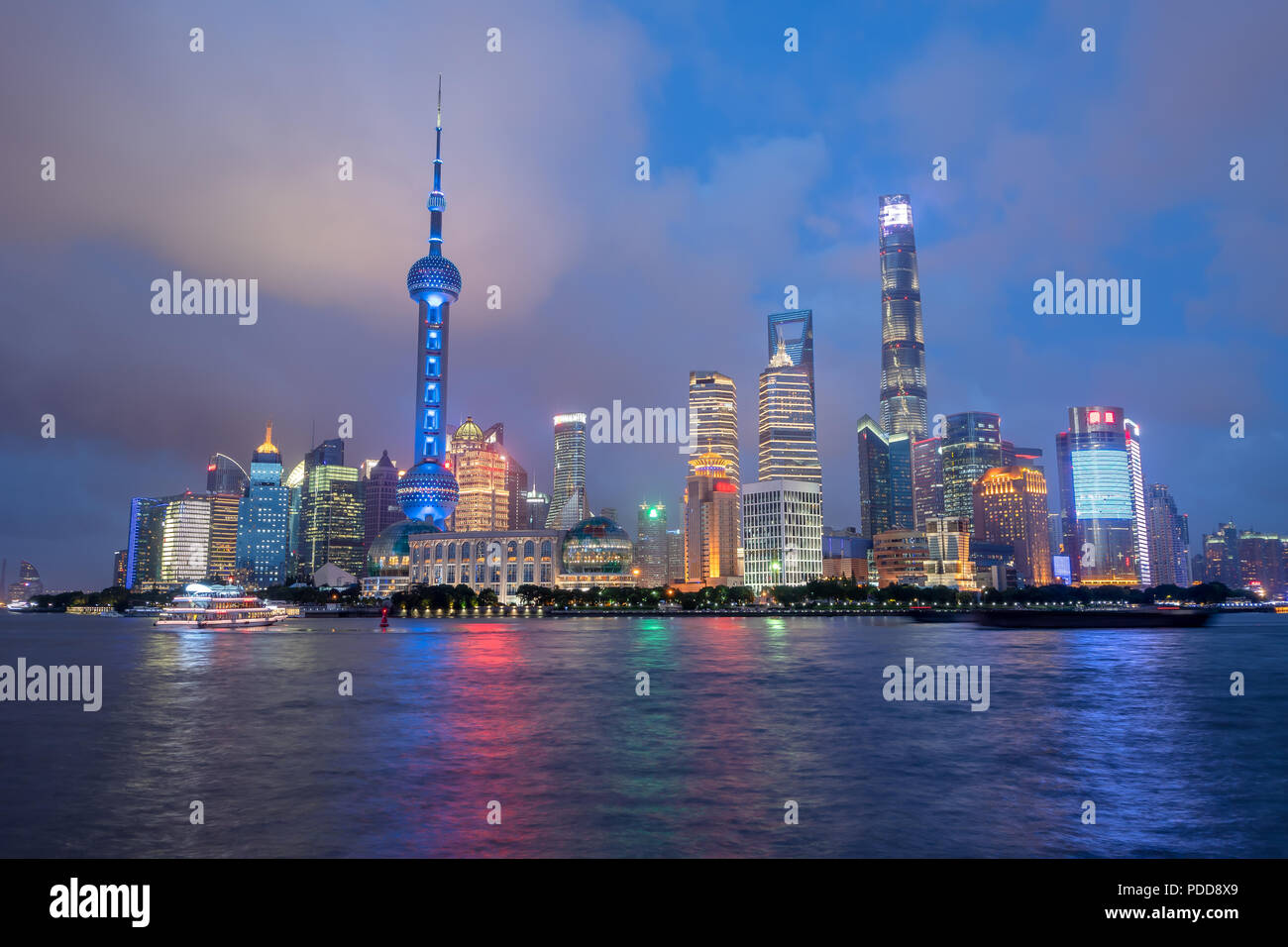Skyline von Pudong am Ufer des Huangpu River in Shanghai, China mit Wahrzeichen Stockfoto