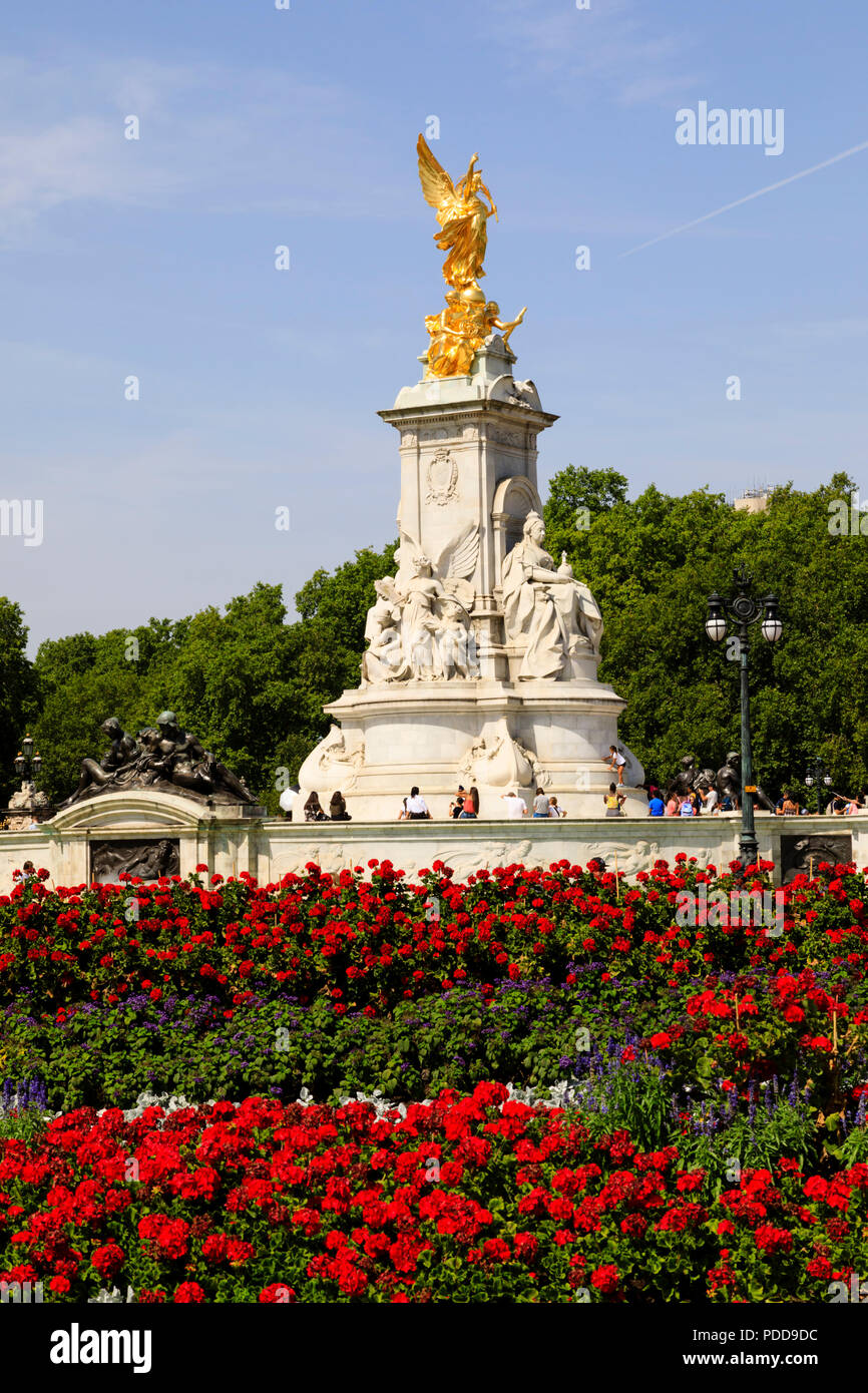 Die Queen Victoria Memorial durch rote Blumen gesehen. Die Mall, Westminster, London, England Stockfoto