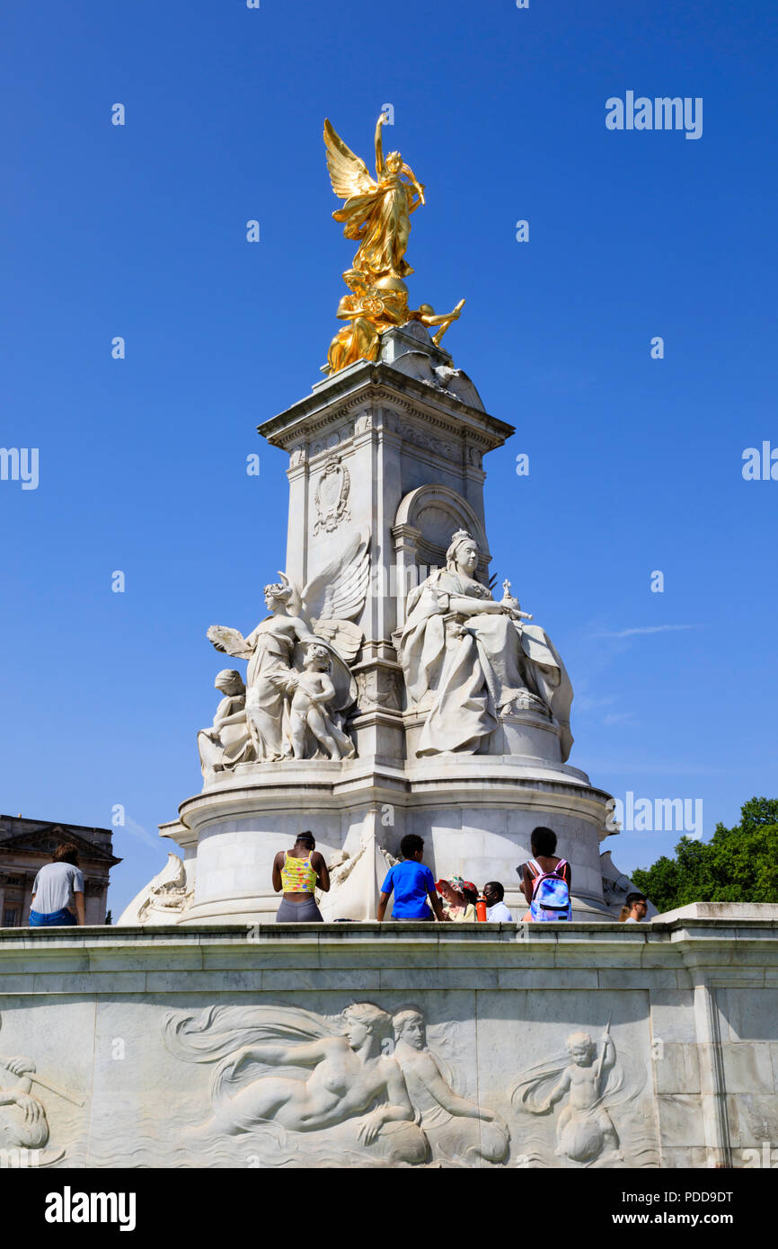 Touristen im Queen Victoria Memorial, The Mall, Westminster, London, England Stockfoto