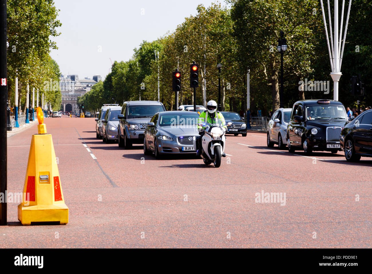 Premierminister Theresa May Konvoi mit polizeieskorte Fahren auf der Mall, Westminster, London, England. 7. August 2018 Stockfoto