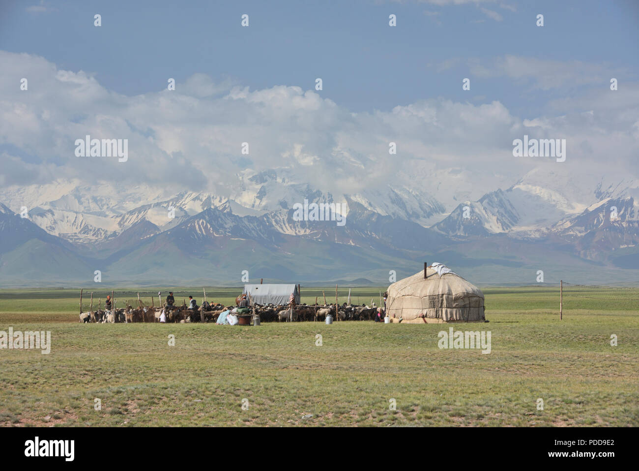 Die hohen pamir Aufstieg über einen einsamen Jurte entlang der Pamir Highway, Kirgisistan Stockfoto