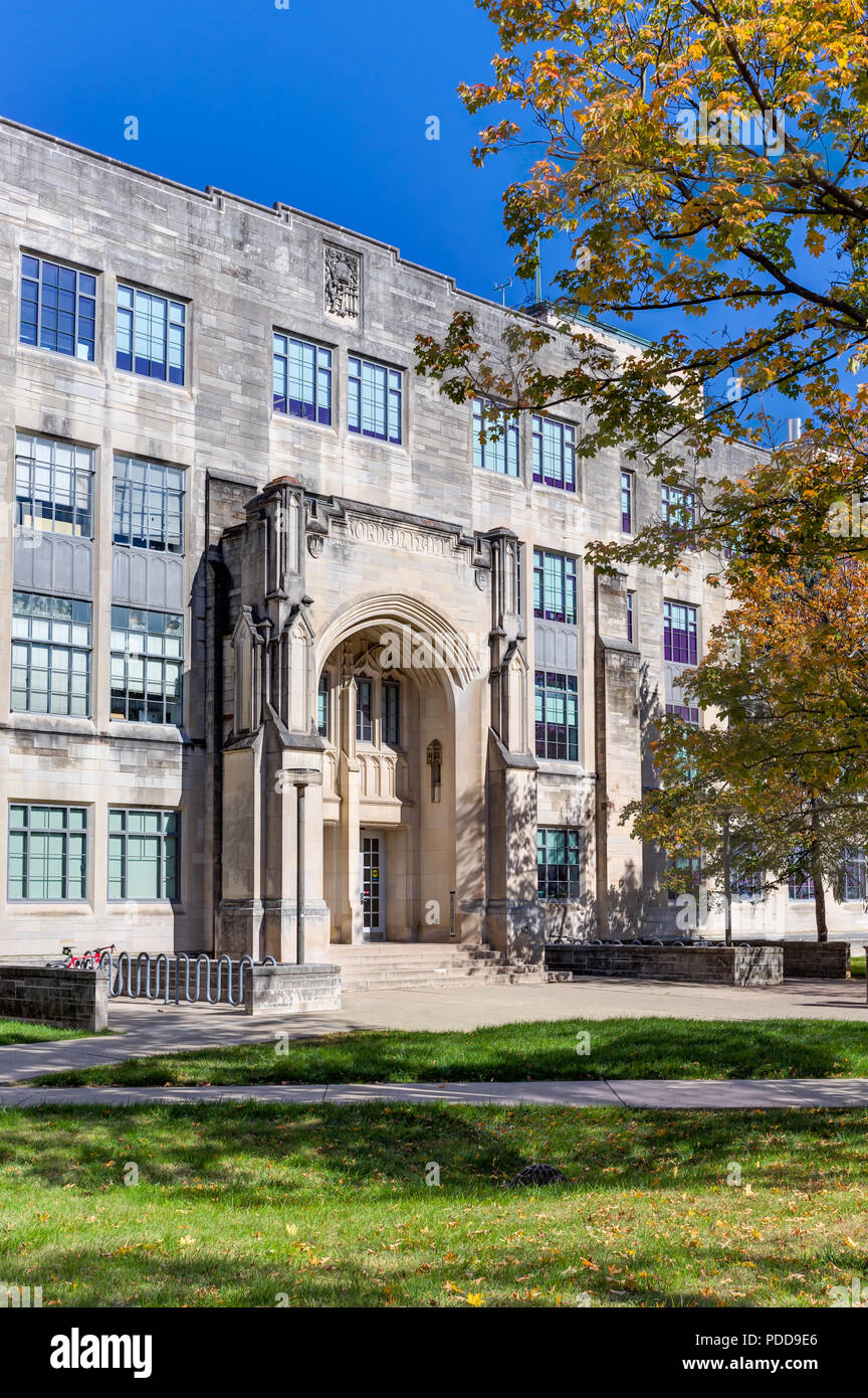 BLOOMINGTON, IN, USA - 22. OKTOBER 2017: Hochschule Wissenschaft Gebäude und Jordanien Halle auf dem Campus der Universität von Indiana. Stockfoto