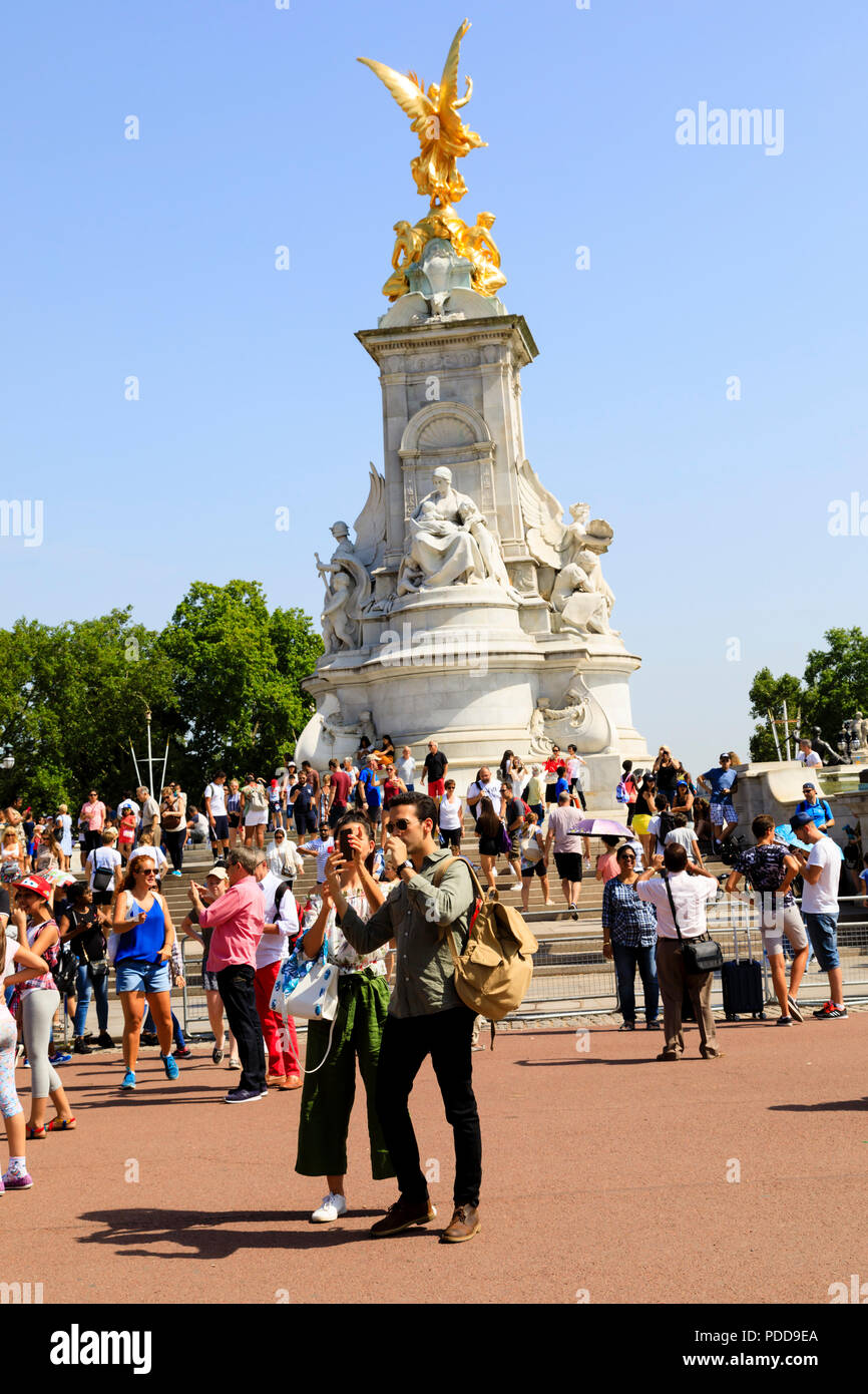 Touristenmassen um das Victoria Memorial gegenüber den Buckingham Palace, Westminster, London, England Stockfoto