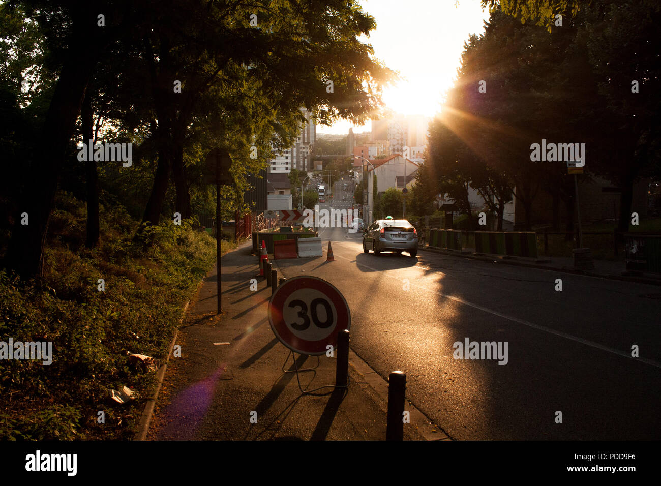Straßenschild auf Sommer Sonnenuntergang in Paris. Stockfoto