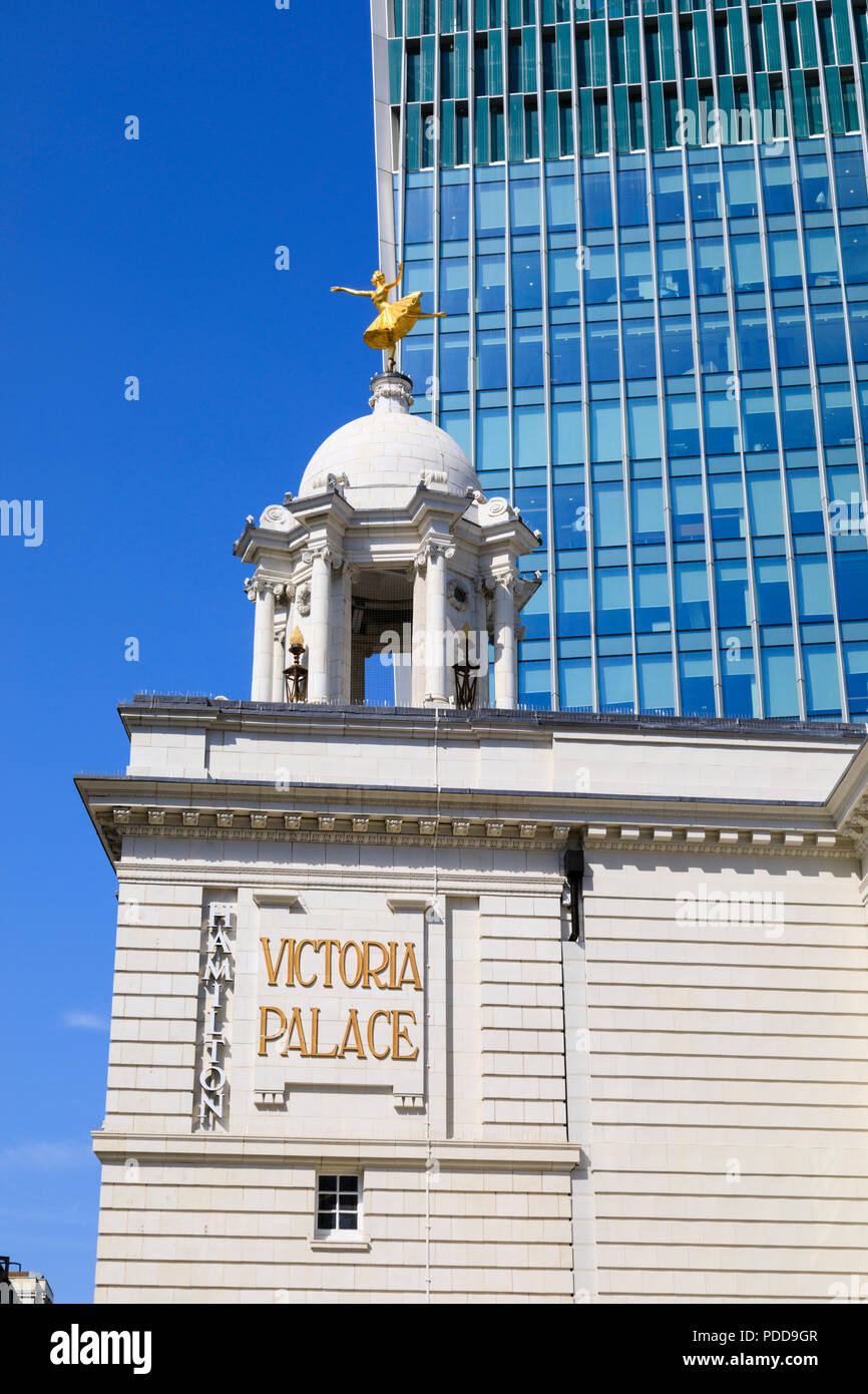 Das Victoria Palace Theatre im Londoner West End. Die Victoria Street, Westminster, London, England Stockfoto