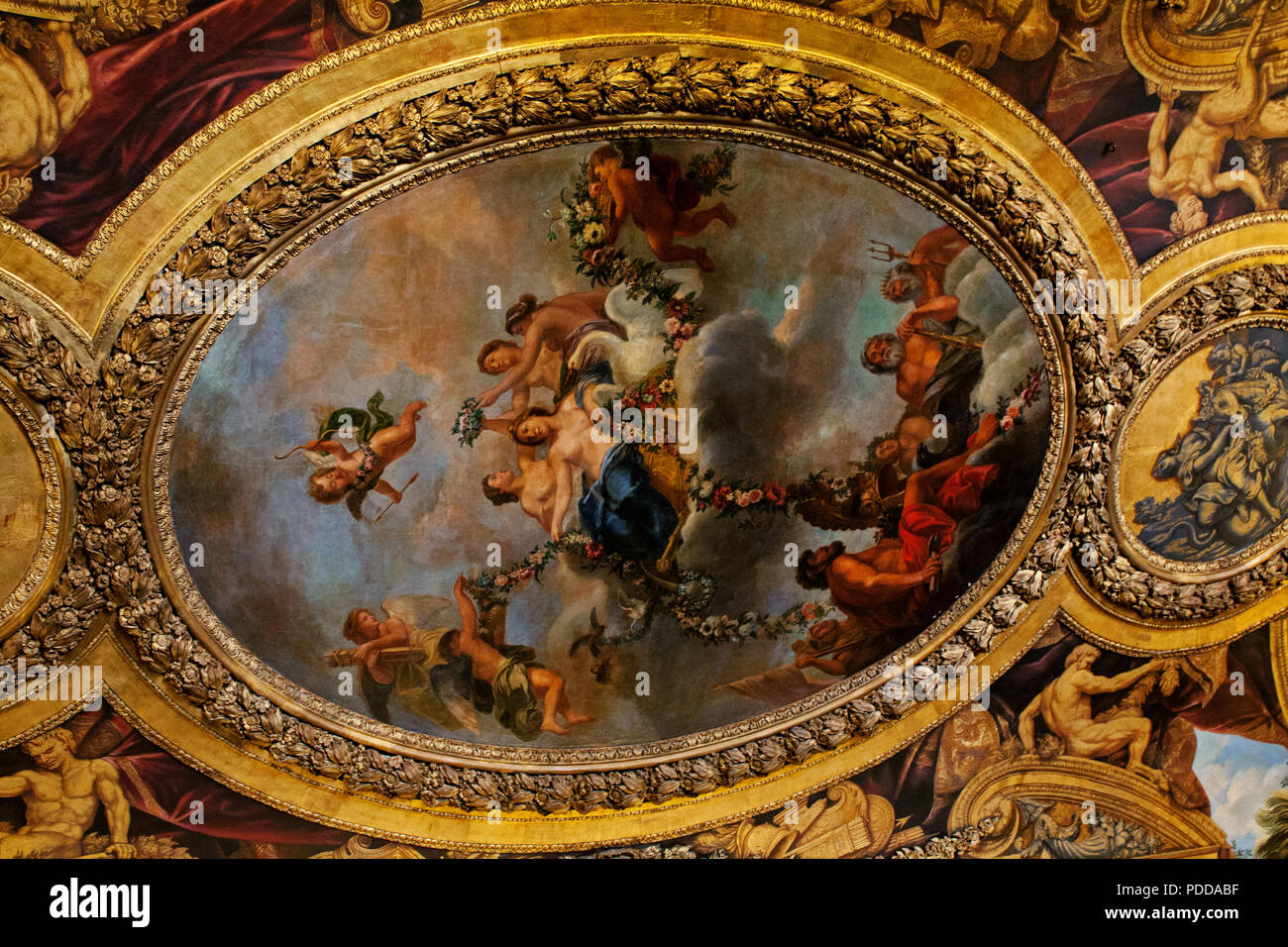 Deckengemälde im Inneren des Schlosses von Versailles Stockfoto