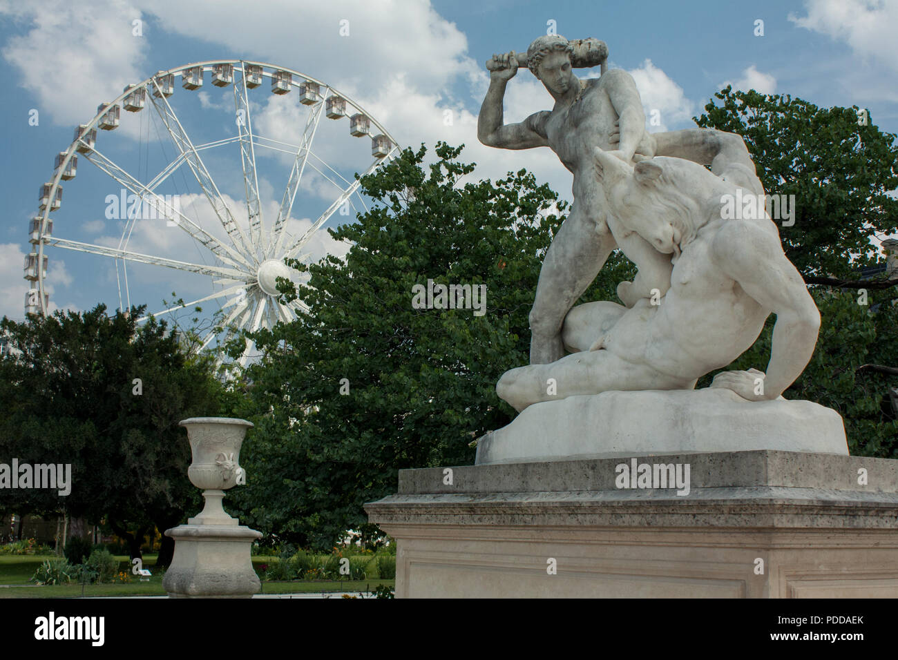 Statue von louve Garten mit Riesenrad im Hintergrund Garten in Paris, Sommer Stockfoto