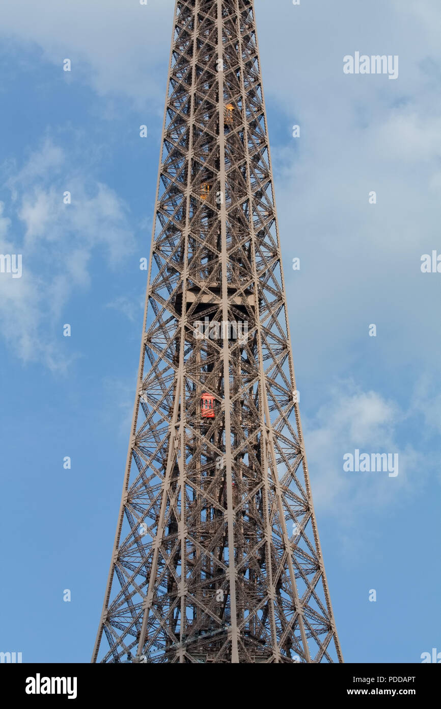 Eiffelturm Aufzug und Struktur close-up Stockfoto