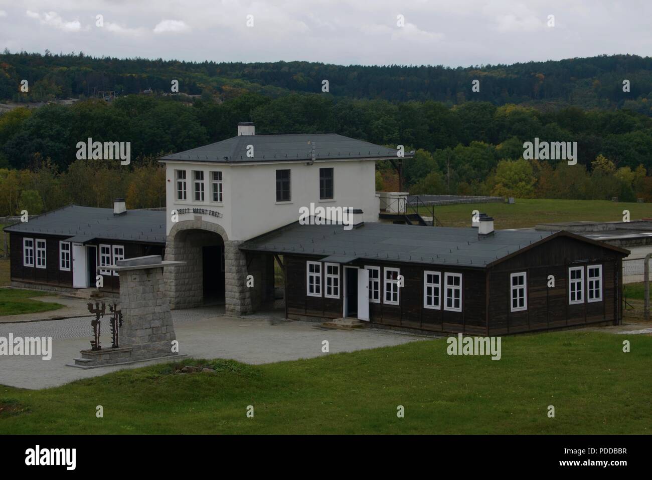 KL Gross-Rosen, Konzentrationslager Eingangstor in Rogoznica, Polen - Inschrift: Arbeit macht frei (Übersetzung: Arbeit macht frei) Stockfoto