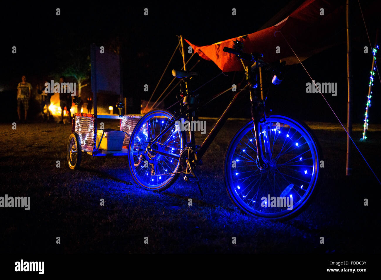 LED-Leuchten Fahrrad nachts blauen Lichtern dekoriert Stockfoto