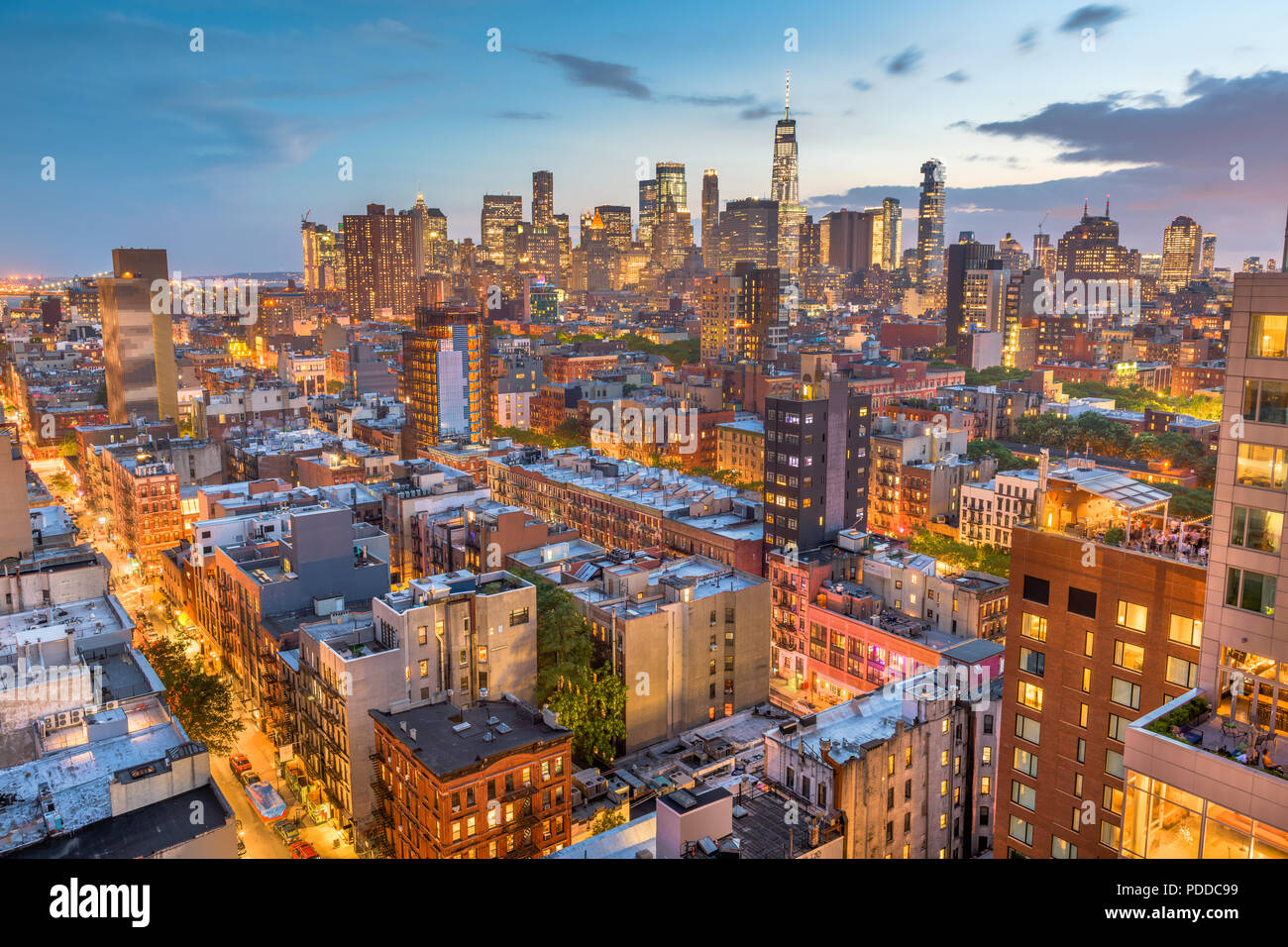 New York, New York, USA Financial District Skyline von Lower East Side in der Abenddämmerung. Stockfoto