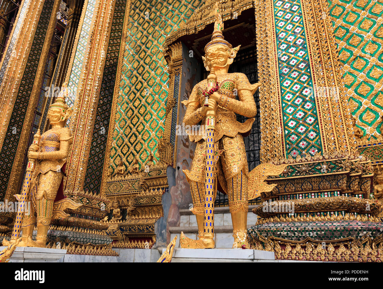 Gold Krieger bleiben Sie in der Nähe des Eingang des antiken thailändischen Tempel Phra Mondop im Königlichen Palast in Bangkok, Thailand Stockfoto