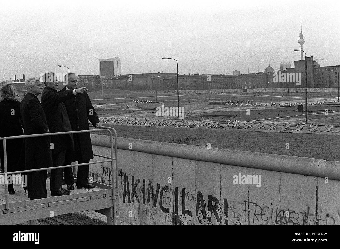 Vice President George Bush sieht über die Berliner Mauer in Ost-berlin während seiner Tour durch die Stadt. Er ist der regierende Bürgermeister von weizacker und Bundeskanzler Kohl begleitet. Stockfoto