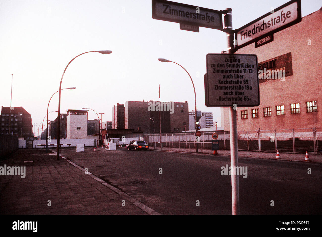 Ein Blick auf den Checkpoint Charlie, den Grenzübergang für Diplomaten und Alliierten Personal zwischen Ostdeutschland und Westdeutschland. Stockfoto