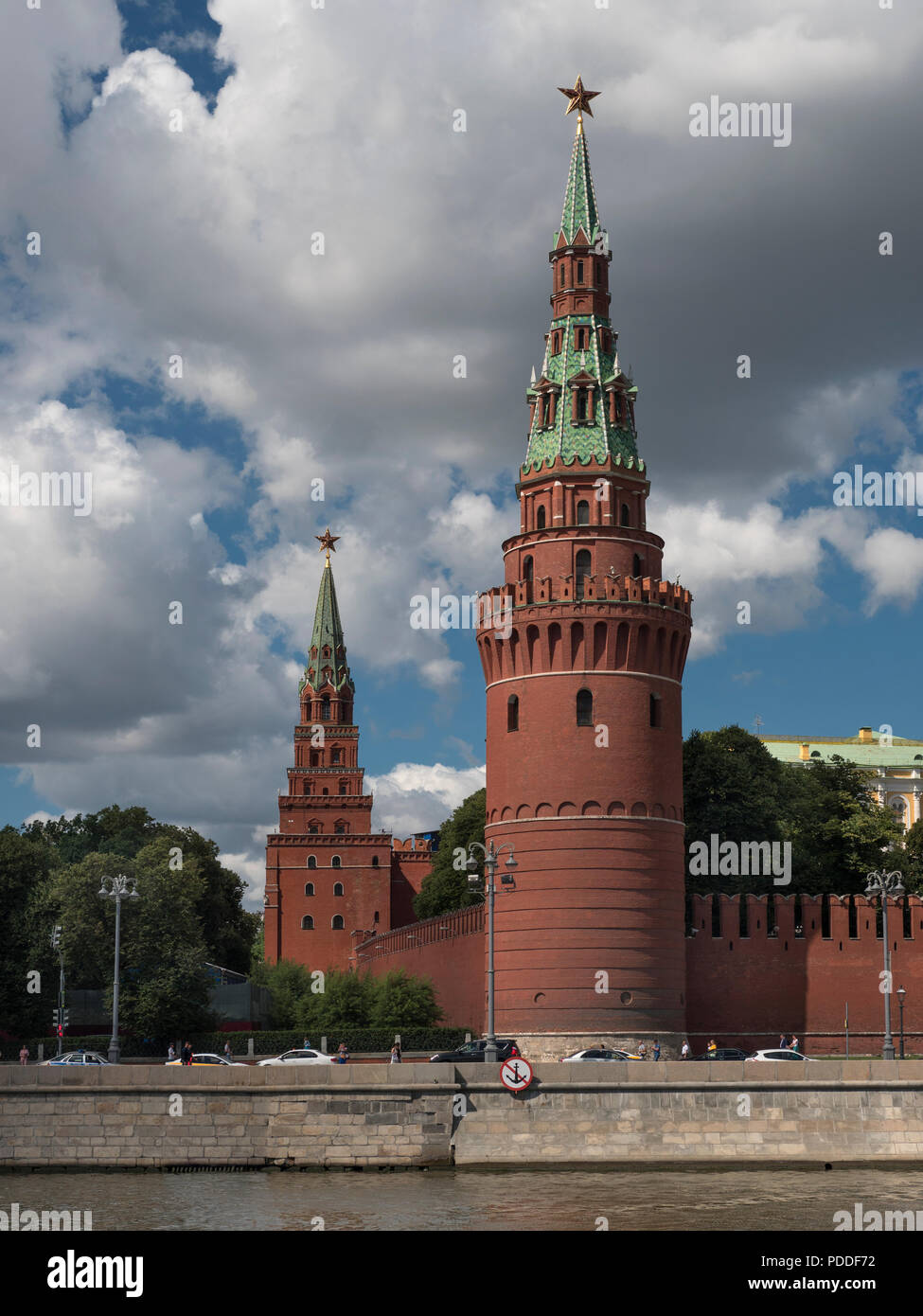 Russland, Moskau, Blick auf den Kreml Türmen auf gegen die drastischen bewölkten Himmel. Stockfoto