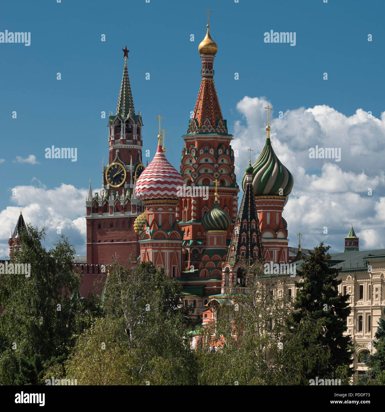 Russland, Moskau, Blick auf den Kreml gegen bewölkten Himmel. Stockfoto