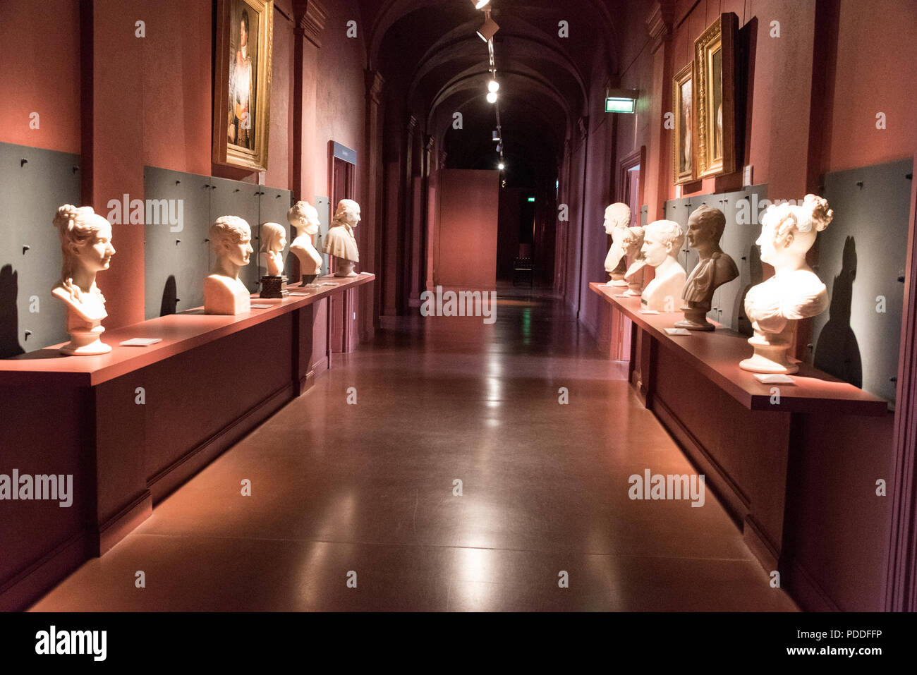 Eine Reihe von Büsten der Familie Bonaparte in La Galerie des Skulpturen, (Skulptur Galerie) an der Fesch Museum in der Rue Cardinal Fesh in Ajac Stockfoto