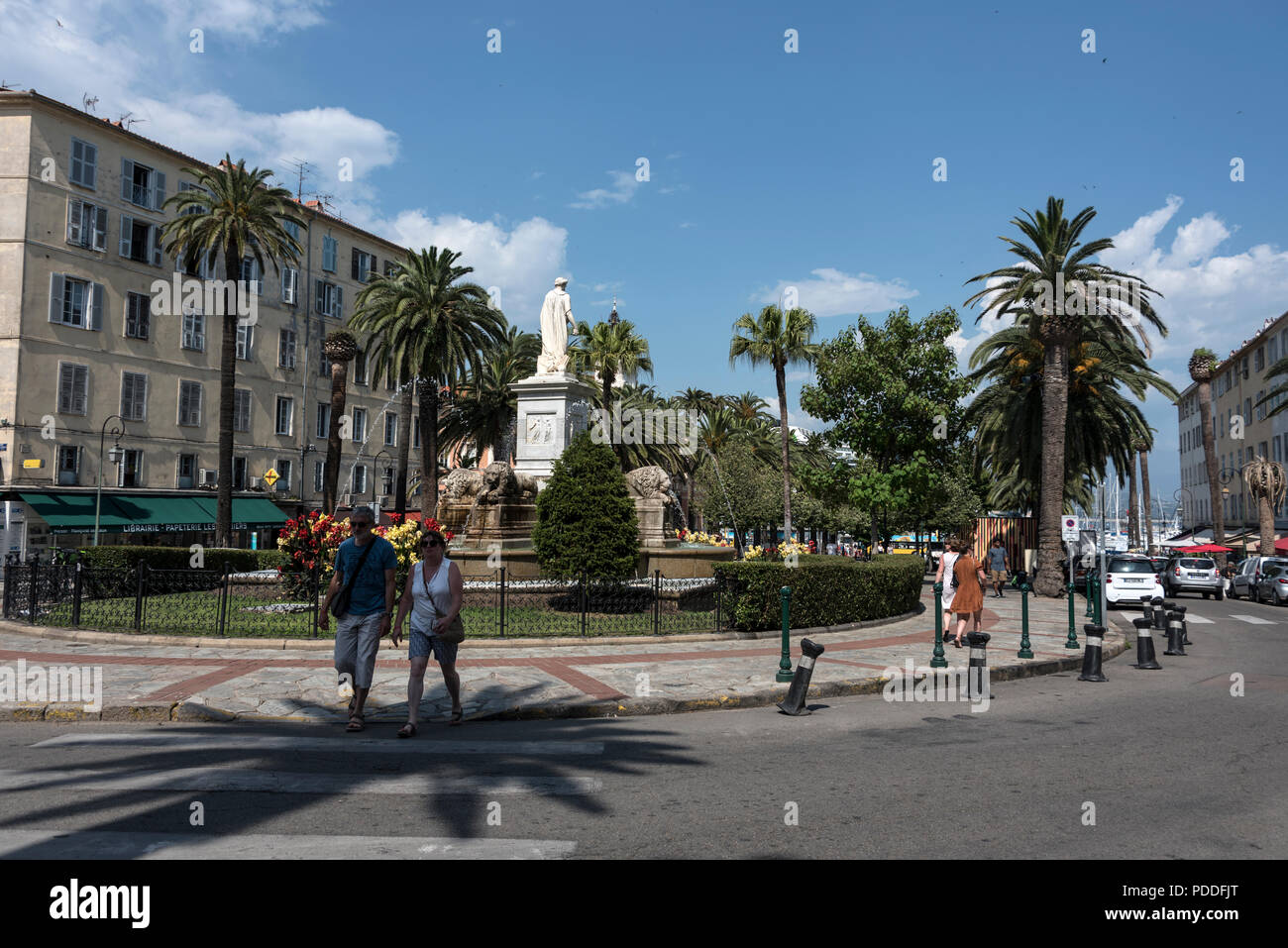 Statue von Napoleon Bonaparte gekleidet wie ein römischer Kaiser rund vier Brunnen Lions um den Springbrunnen in Place de Marechal Foch in der Alten Stockfoto