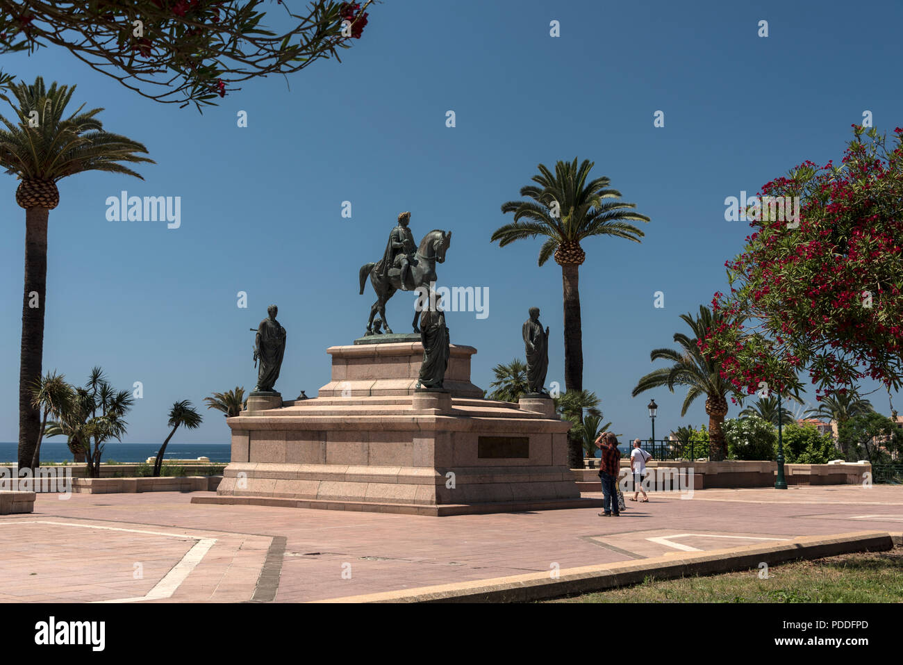 Ein Monument, das von Napoleon Bonaparte gekleidet wie ein römischer
