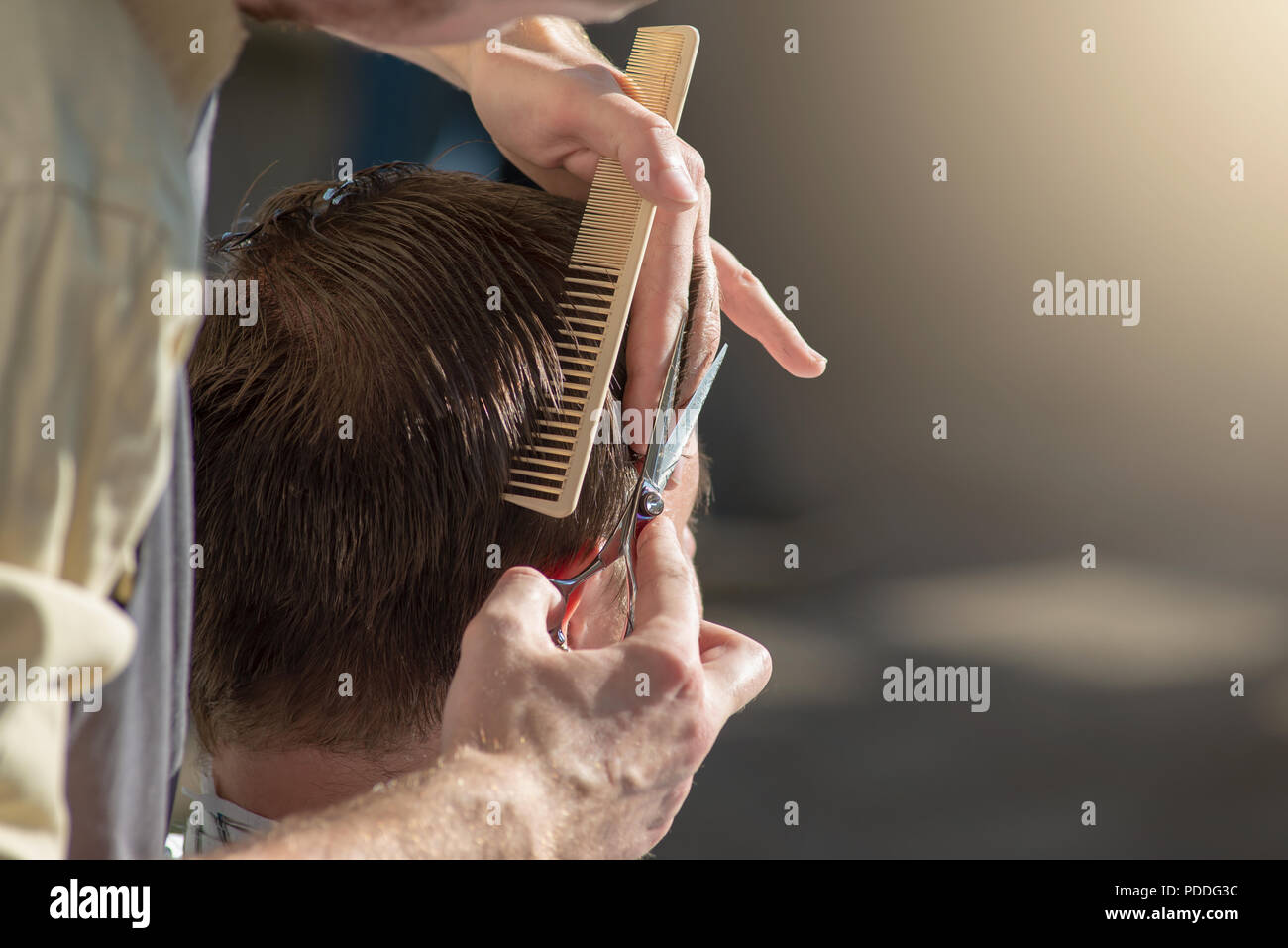 Einen Friseur in der Nähe von Schere und Kamm. Der Friseur ist ein Mann und ein Haarschnitt. Horizontale Foto mit Text platzieren Stockfoto