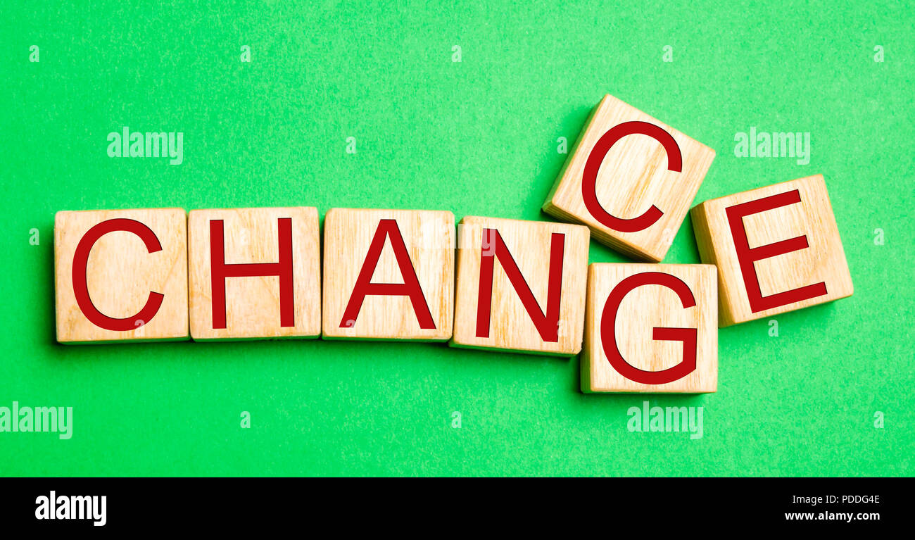 Holzwürfel mit Word 'Ändern' zu 'Chance' auf Holz Tisch. Persönliche Entwicklung und Karriere Wachstum oder selbst ändern Konzept. Konzept der Motivation, klicken Sie Stockfoto
