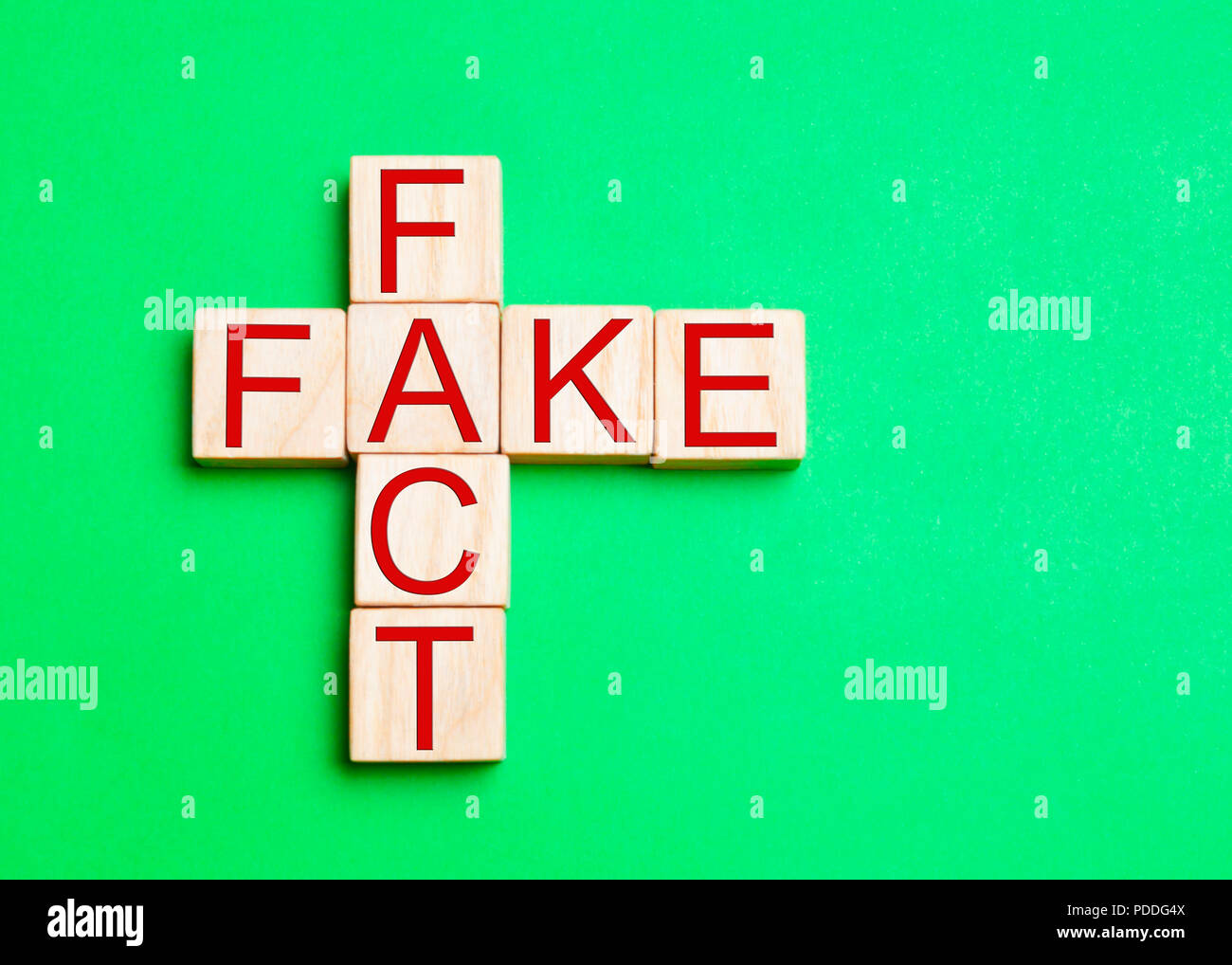 Fakt oder Fake Konzept, in der Konzeption von Nachrichten und Informationen, Gelb, Falschmeldung, trügerische Fehlinformation Stockfoto