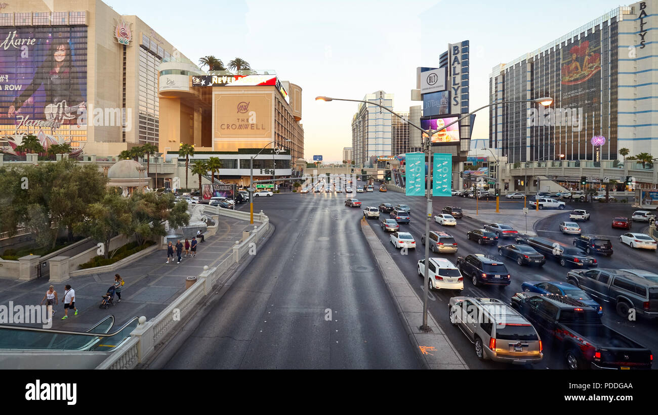 Las Vegas, USA, 12. September 2015: Las Vegas Boulevard und Flamingo Road Kreuzung bei Sonnenuntergang. Stockfoto
