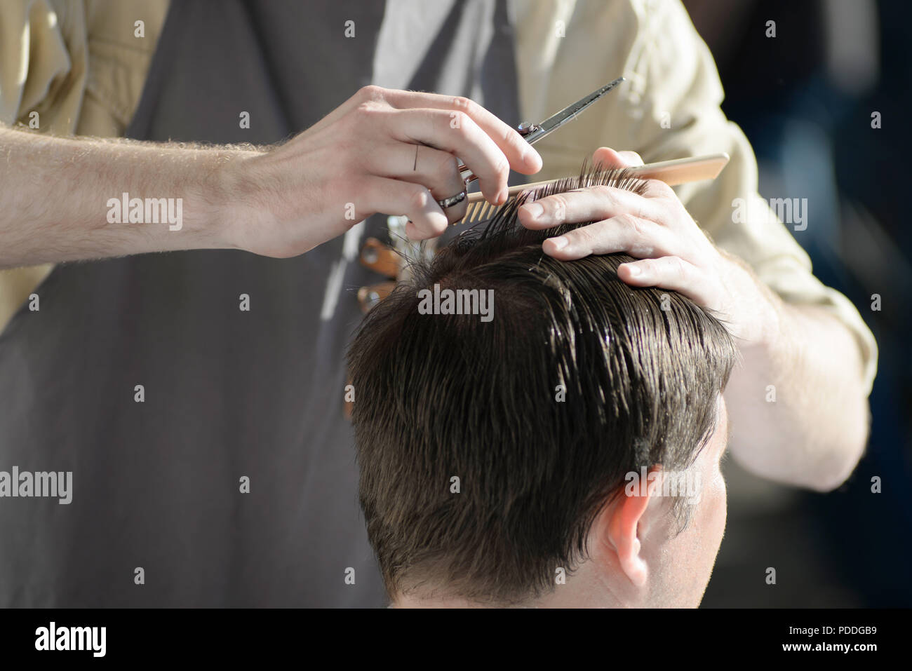 Mann Haarschnitt Friseur Friseur Haare Schneiden Von Kunden Im Salon Stockfotografie Alamy