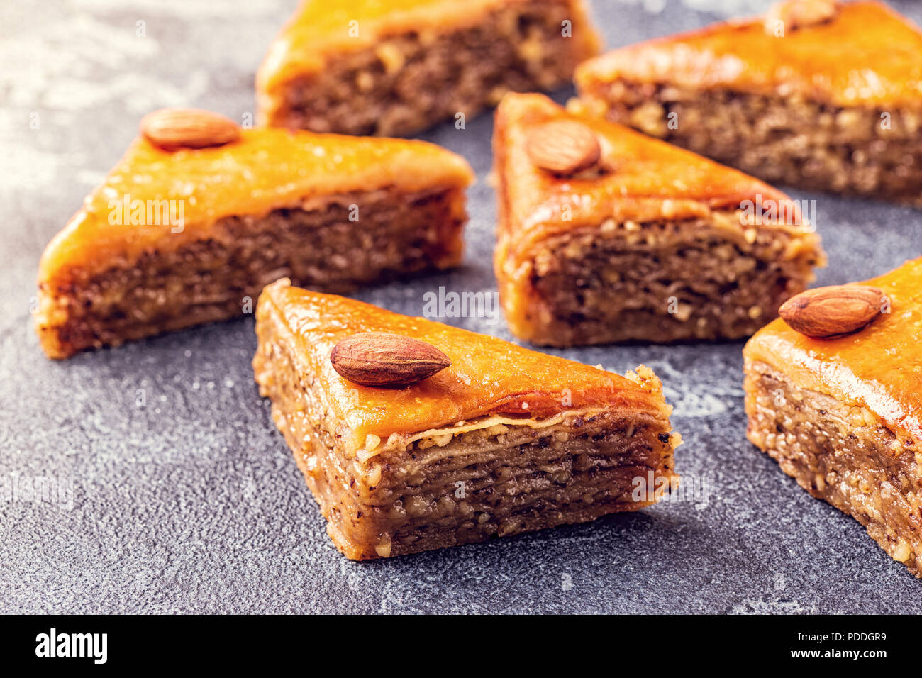 Hausgemachte Baklava mit Nüssen und Honig, selektiven Fokus. Stockfoto