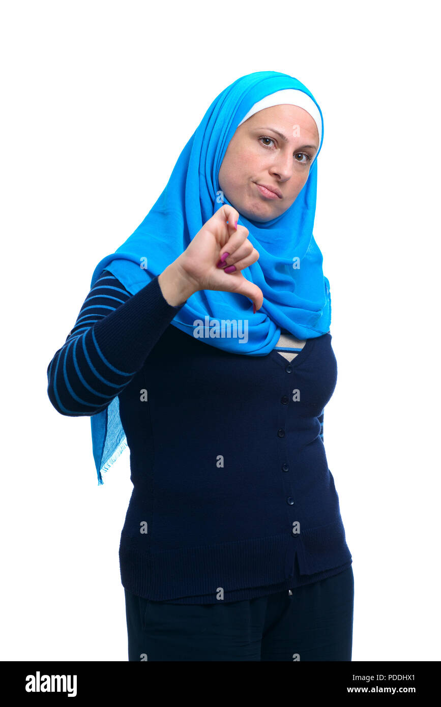Schöne moderne muslimische Frau mit Daumen nach unten Zeichen isoliert auf weißem Hintergrund Stockfoto