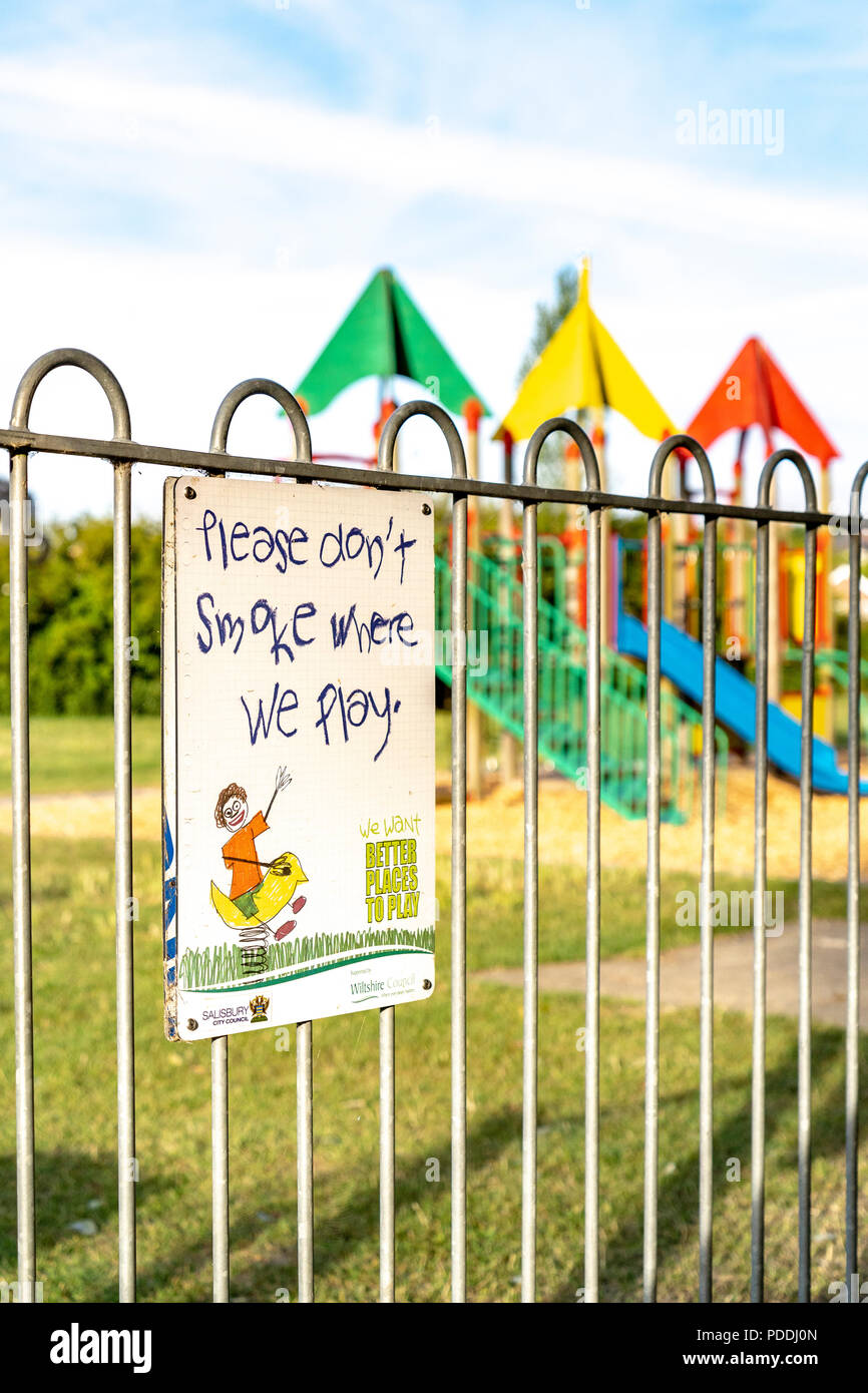 No smoking sign auf Zaun außerhalb von einem Kinderspielplatz Stockfoto