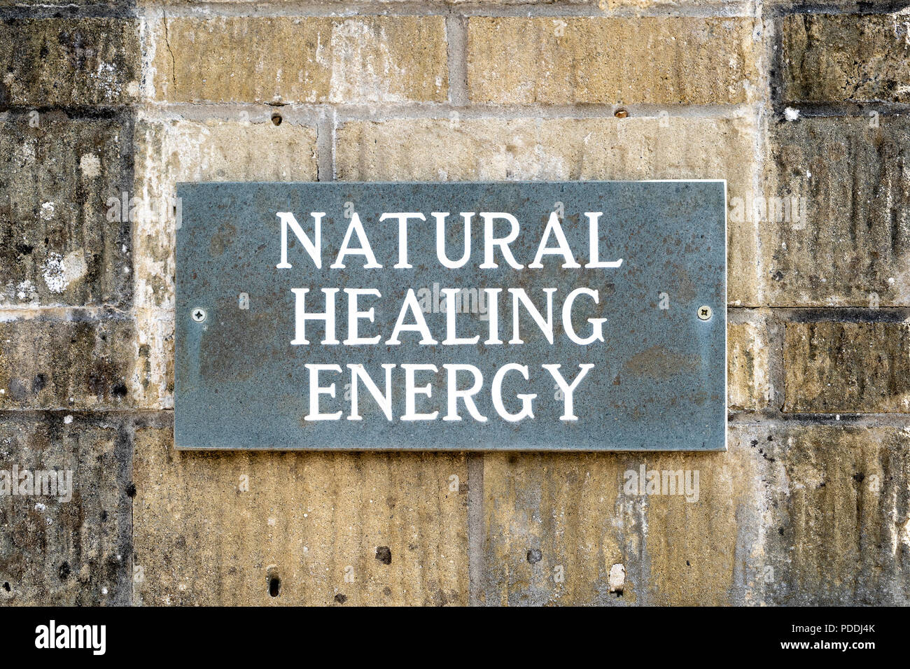 Stein auf Stein Wand Werbung natürliche heilende Energie Stockfoto