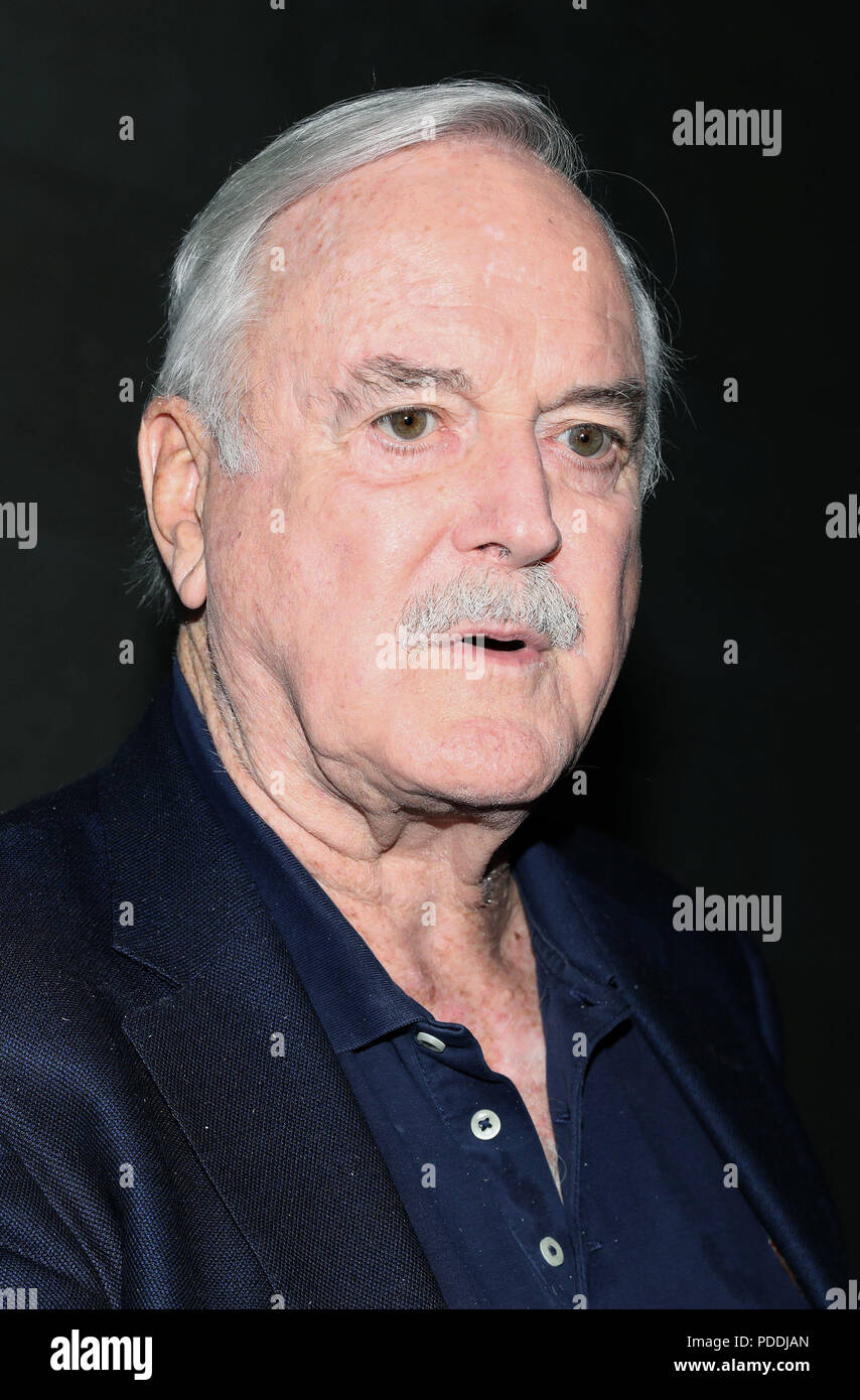 Schauspieler John Cleese verlassen BBC Broadcasting House in London, nach Erscheinen auf der einen Show mit seiner Tochter Camilla Cleese. Stockfoto