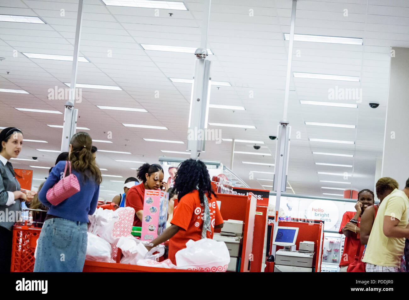 Miami Florida, Geschäfte in Midtown, Target Big-Box Discount Store, Schwarze Afrikanische Afrikaner, Hispanic Latino ethnische Einwanderer Minderheit, Stockfoto