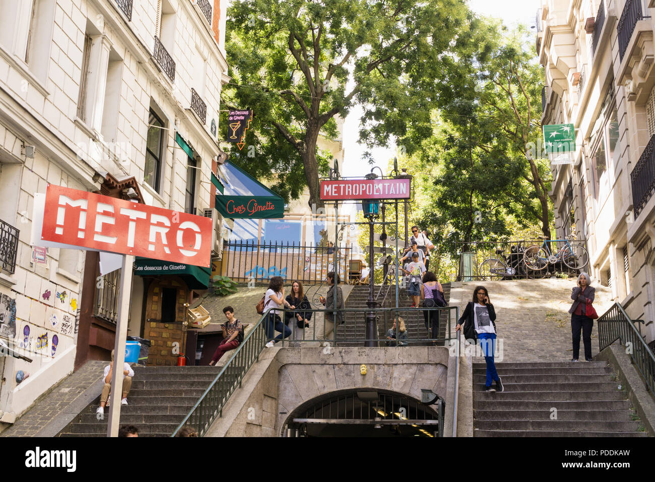 Paris Montmartre - Straße in der Nähe der Metrostation Lamarck Caulaincourt - in Montmartre, Paris, Frankreich, Europa. Stockfoto
