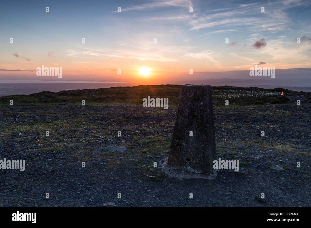 Sonnenuntergang auf Divis Berg, der höchste der Belfast Hügel, mit Navigations trig Point im Vordergrund, Divis Berg, Belfast, N, Irland. Stockfoto
