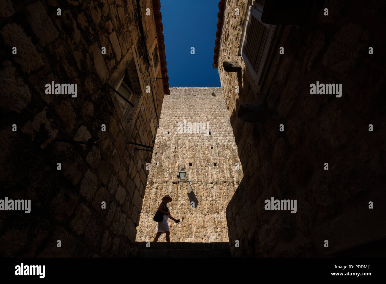 Silhouette eines touristischen vor der mittelalterlichen Stadtmauer von Dubrovnik, Kroatien, Europa Stockfoto